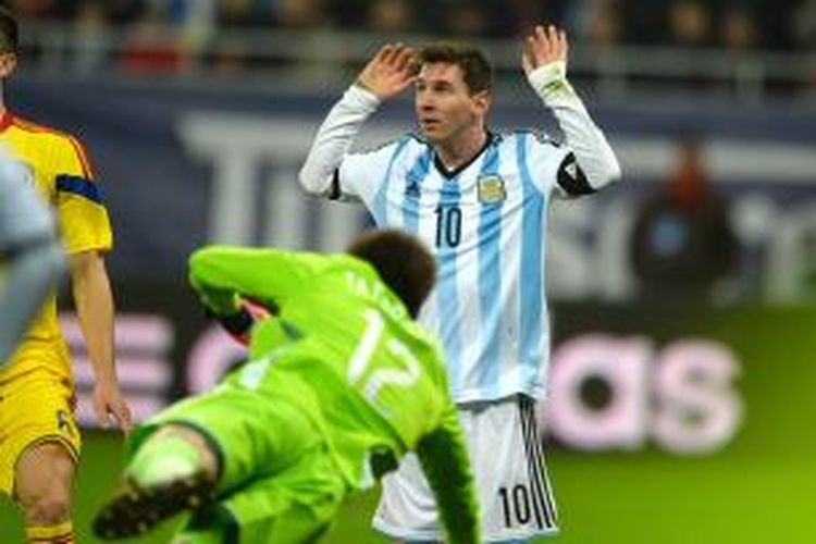 Penampilan penyerang Argentina, Lionel Messi, dalam laga persahabatan melawan Romania, Rabu (5/3/2014). 