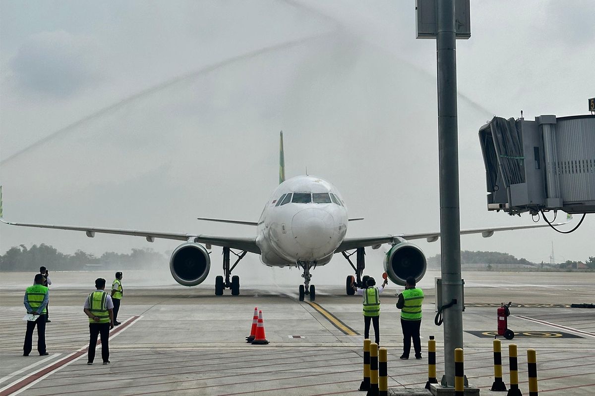 Pesawat Citilink mendarat di Bandara Dhoho di Kediri, Jawa Timur, untuk pertama kalinya pada Jumat (5/4/2024).