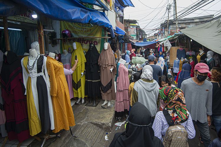 Warga berbelanja pakaian yang dijual pedagang kaki lima di Jalan Jati Baru II, Tanah Abang, Jakarta, Senin (18/5/2020). Meski kawasan niaga Pasar Tanah Abang telah tutup selama masa Pembatasan Sosial Berskala Besar (PSBB), namun sebagian oknum pedagang tetap menggelar lapaknya di sejumlah titik seperti di atas trotoar dan di gang perkampungan setempat.