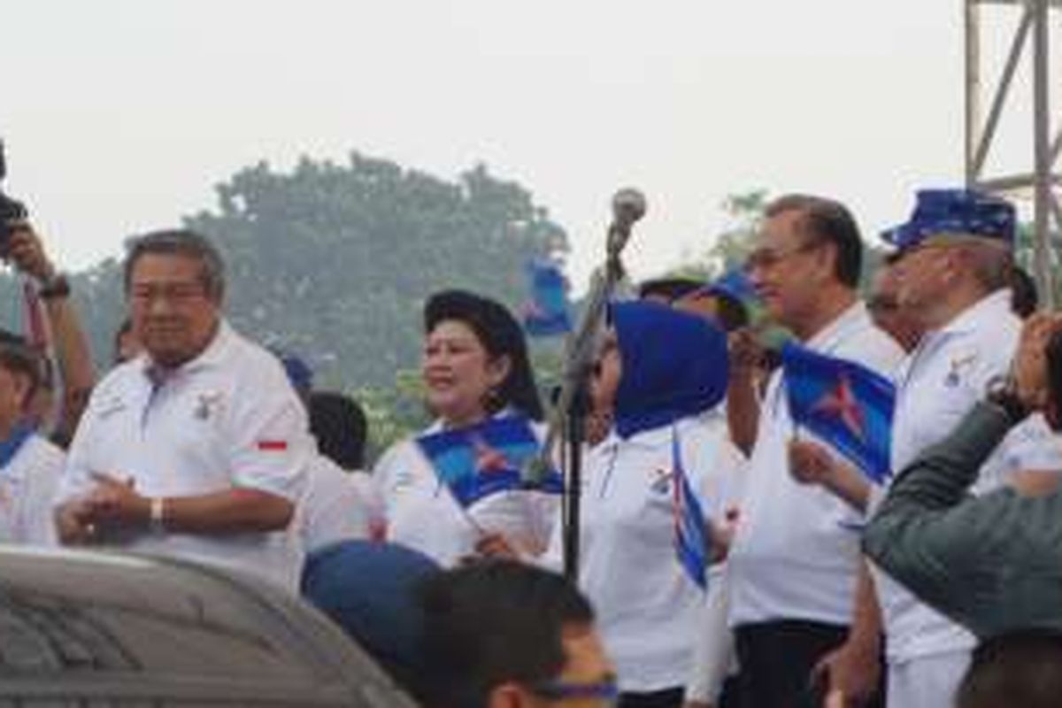 Ketua Umum Partai Demokrat Susilo Bambang Yudhoyono beserta istri dan petinggi Partai Demokrat melepas ribuan peserta mudik gratis di Parkir Timur Senayan, Jakarta, Minggu (3/7/2016).