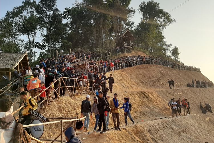 Suasana di obyek wisata negeri di atas awan Gunung Luhur pada Minggu (22/9/2019). Sejak viral di media sosial Gunung Luhur di Desa Citorek Kidul, Kecamatan Cibeber, Kabupaten Lebak, Banten dipadati pengunjung hingga mencapai rekor 30 ribu wisatawan.