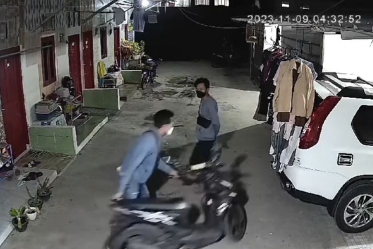 Bidikan layar rekaman CCTV saat pencuri mengambil dua sepeda motor dalam waktu kurang lebih dua menit di rumah kontrakan Jalan Lapangan Bekasi Tengah, Bekasi Timur, Kota Bekasi, Kamis (09/11/2023).