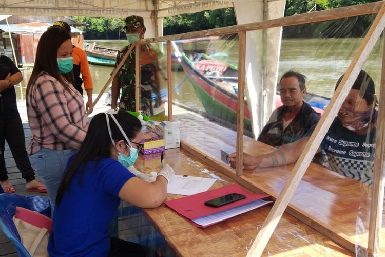 Tim gugus tugas penanganan Covid-19 Mahakam Ulu, memeriksa ketat lalu lintas warga di pelabuhan Ujoh Bilang, Mahakam Ulu, Kaltim, Selasa (19/5/2020). 