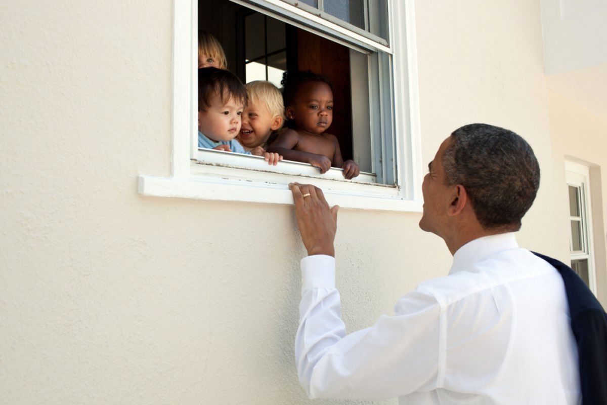 Foto yang diunggah Barack Obama lewat akun Twitternya di @BarrackObama. Kicauan tersebut diganjar jumlah like terbanyak sepanjang sejarah.