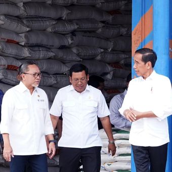 Presiden Joko Widodo bersama Menteri Perdagangan Zulkifli Hasan meninjau persediaan beras di Gudang Bulog di Sunter, Kelapa Gading, Jakarta, Senin (11/9/2023).