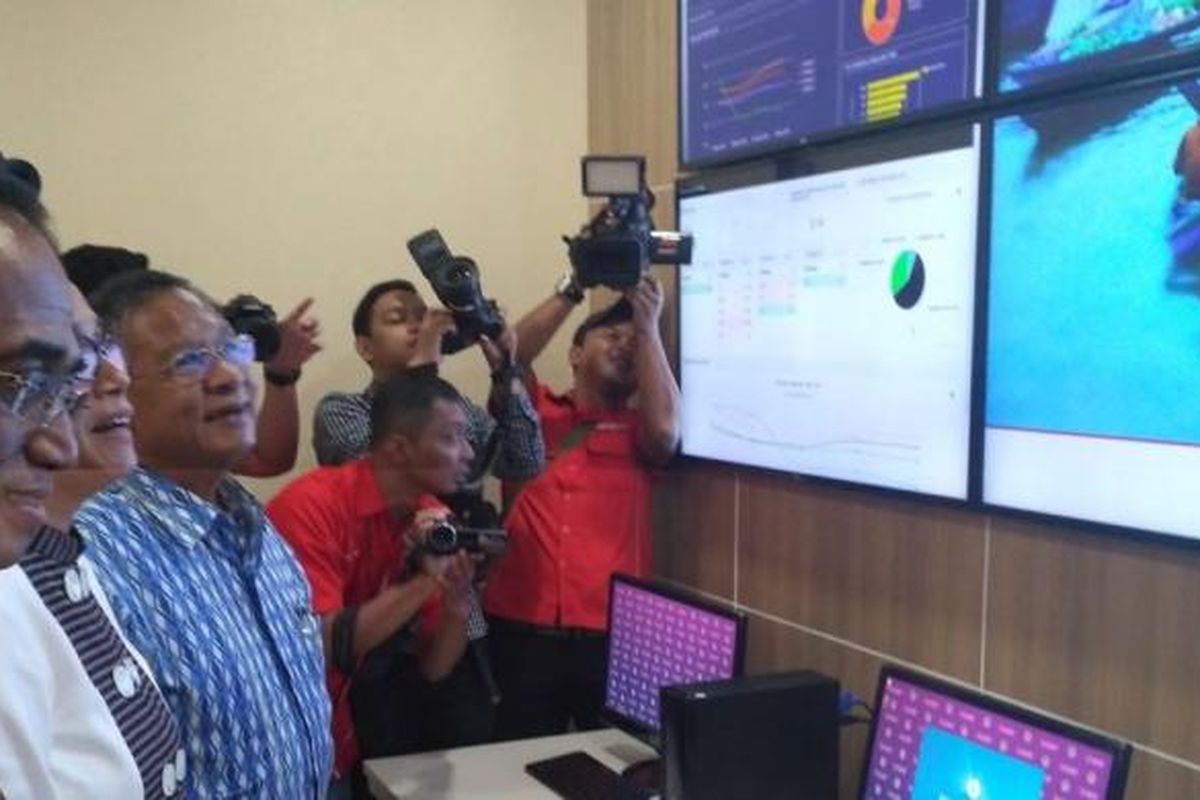 Menteri Koordinator Bidang Perekonomian Darmin Nasution, Menteri Keuangan Sri Mulyani Indrawati dan Menteri Perhubungan Budi Karya Sumadi,  melakukan kunjungan kerja ke Kantor Pusat Indonesia National Single Window (INSW) di Gedung Sarana Jaya Jakarta Senin (6/2/2017).