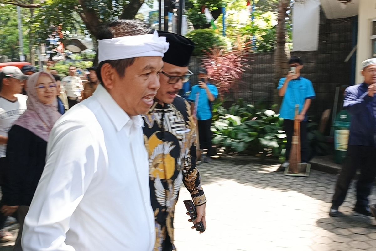 Gubernur Jabar, Dedi Mulyadi bersama Rektor Unisba Harits Numan di gedung Rektorat Unisba, Jalan Tamansari, Kota Bandung, Selasa (2/9/2025).