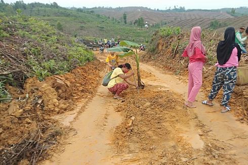 Ibu-ibu Nekat Buka Baju Menghadang Alat Berat yang Menggusur Lahan 