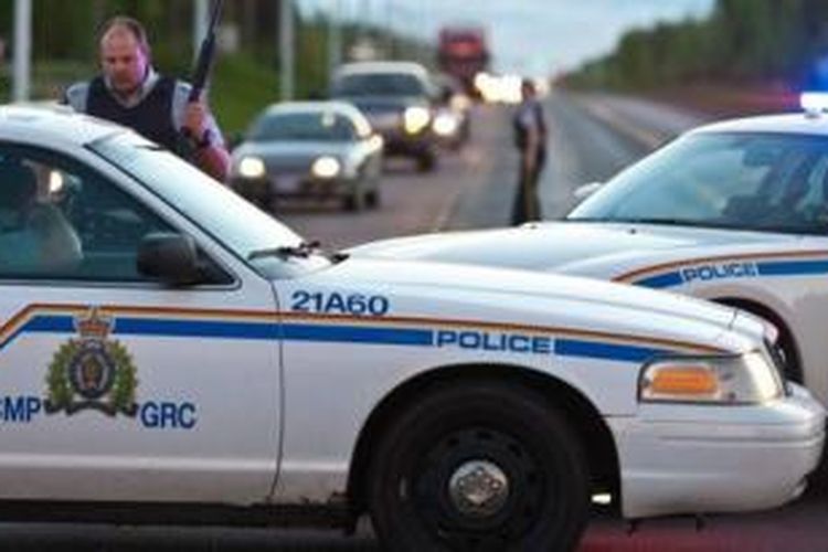 Polisi Kanada menutup akses jalan keluar Kota Moncton, Kanada, setelah insiden penembakan tiga orang polisi.