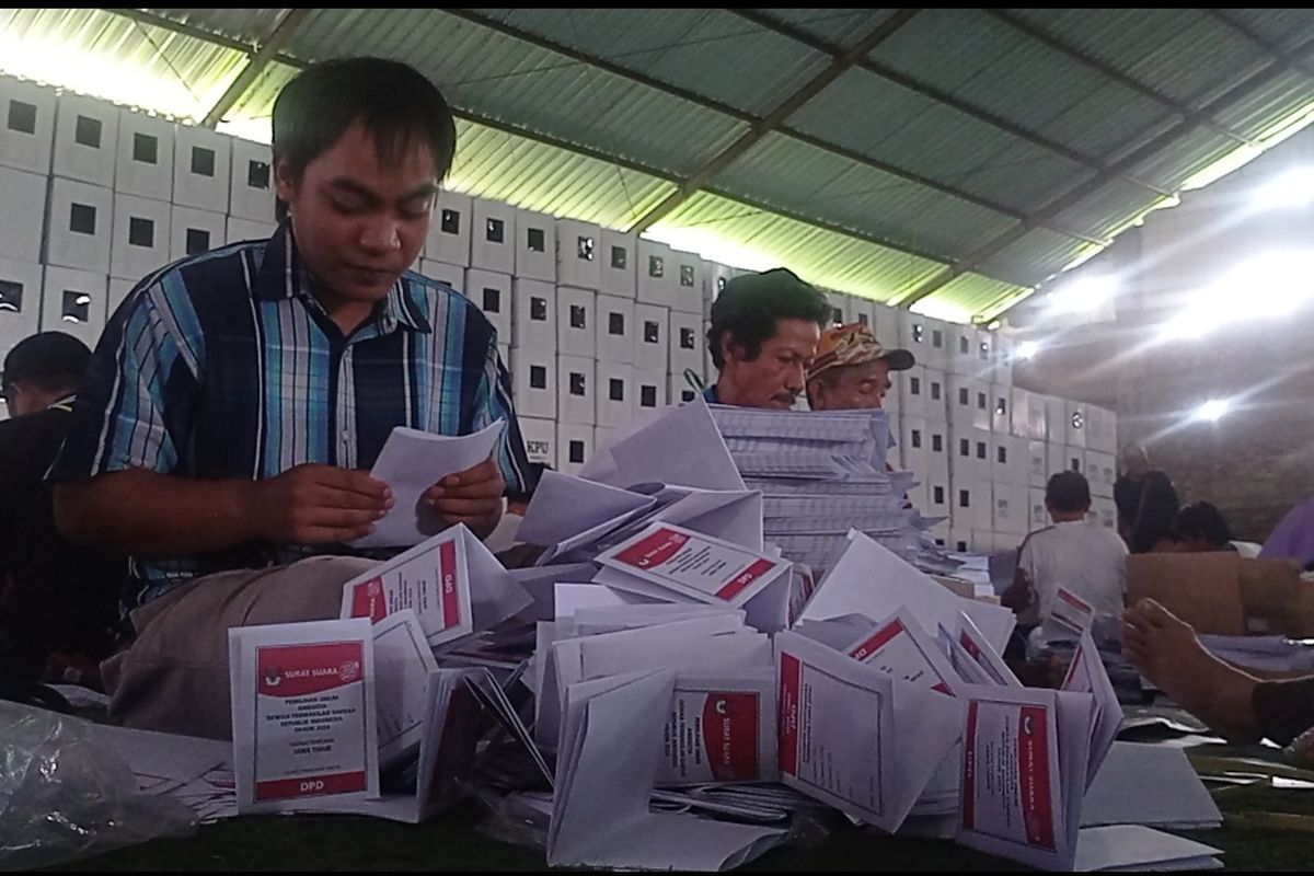 Hari ini, Selasa (9/1/2024), KPU Kabupaten Magetan melakukan pelipatan kertas surat suara DPD RI. Sebanyak 146 orang dikerahkan untuk melipat 550. 489 surat suara DPD RI dengan upah Rp 275 per surat suara.