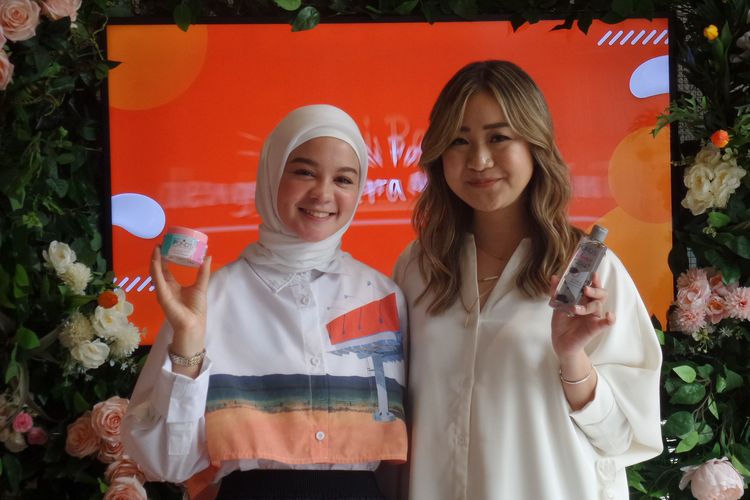 Beauty & Fashion Enthusiast dan Makeup artist Archangela Chelsea dan Tantri Namirah pada acara BincangShopee bersama Unilever bertajuk Atasi Polusi dengan Cara Masa Kini di kawasan Kebayoran Baru, Jakarta Selatan, Rabu (25/9/2019).
