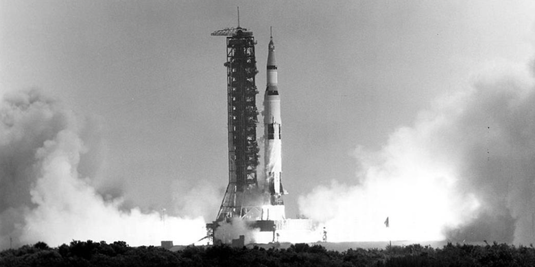 Ilustrasi peluncuran roket luar angkasa Apollo.
