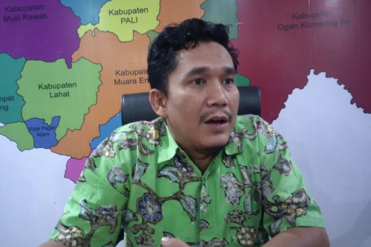 Komisioner KPU Sumsel Divisi Perencanaan data dan Informasi Hendri Alma Wijaya, memberikan keterangan usai melakukan rapat dengan Bawaslu Sumsel dan Partai PKS, terkait penyandingan data di lima kecamatan Kabupaten Empat Lawang, Kamis (20/6/2019).