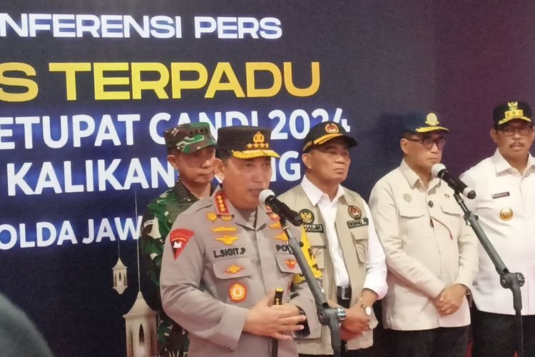 Kapolri Jenderal Listyo Sigit Prabowo melakukan pemantauan di Jalan Tol Kalikangkung Semarang, Jawa Tengah pada Rabu (3/4/2024).