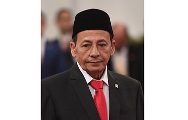 Anggota Dewan Pertimbangan Presiden (Wantimpres) Habib Luthfi bin Yahya berpose sebelum upacara pelantikan di Istana Merdeka, Jakarta, Jumat (13/12/2019). Presiden resmi melantik sembilan orang Wantimpres periode 2019-2024.