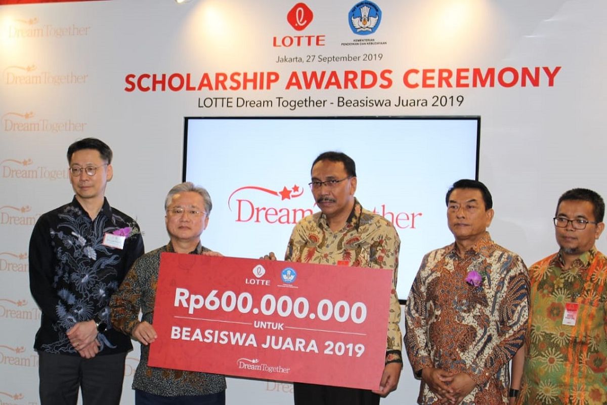 Acara Scholarship Award Ceremony dalam rangka pemberian Lotte Beasiswa Juara 2019 di Bina Graha, Kompleks Istana Kepresidenan, Jakarta, Jumat (27/9/2019).