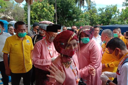 Daftar ke KPU Jambi, Pasangan Cek Endra-Ratu Munawarah Kompak Pakai Baju Adat Melayu