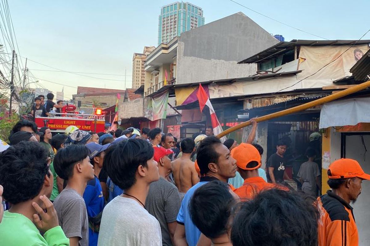 Kebakaran terjadi di rumah di Jalan Sulaiman, Gang Amal V, Palmerah, Jakarta Barat, Senin (11/9/2023). 