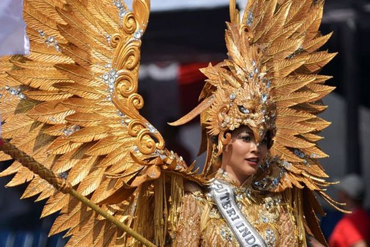 Putri Indonesia 2017 Bunga Jelitha Ibrani mengenakan kostum Garuda Emas saat tampil di Jember Fashion Carnaval (JFC) ke-16 di Jember, Jawa Timur, Minggu (13/8/2017). JFC ke-16 bertema Victory atau Kemenangan menampilkan delapan defile yang kostumnya pernah memenangkan kostum terbaik di sejumlah kontes dunia, seperti kostum Borobudur, Bali, dan Borneo.