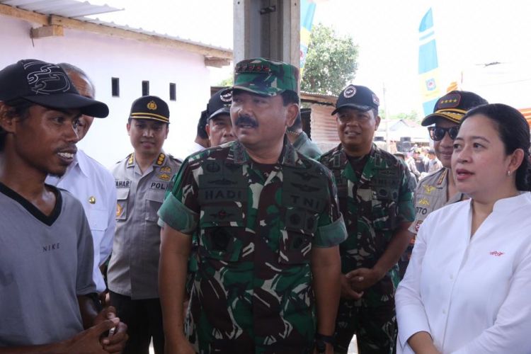 Menko PMK Puan Maharani berdialog dengan korban gempa bumi di Pengepel, Mataram, Nusa Tenggara Barat (NTB), Rabu (17/10/2018). 

 