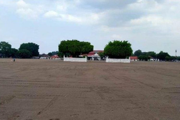 Potret alun-alun utara Yogyakarta dengan pasir lembut sebagai penggambaran laut tak berpantai, dengan pohon beringin Kiai Dewadaru dan Kiai Janadaru di bagian kanan dan kirinya, Rabu (13/7/2022). 
