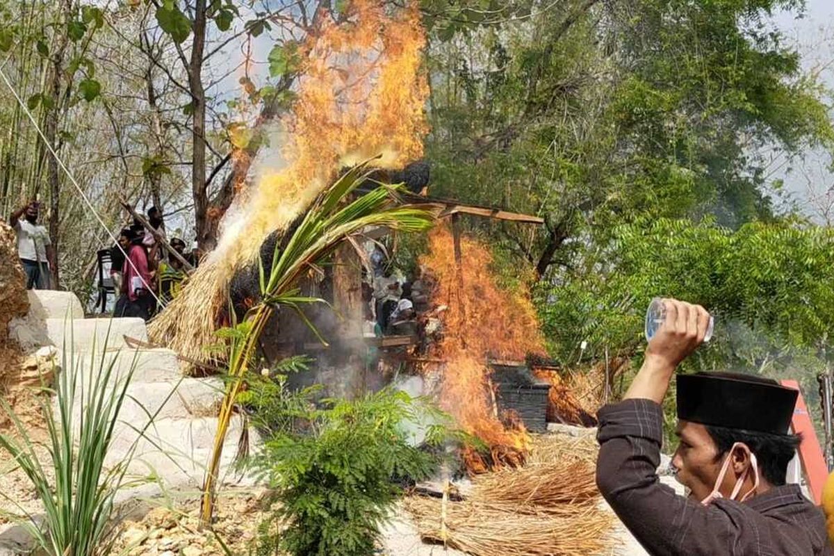 Tempat wisata Bukit Bintang di Desa Larangan Badung, Kecamatan Palengaan, dibakar warga karena diduga menjadi sarang maksiat dan mengganggu pendidikan di sekitar lokasi wisata.