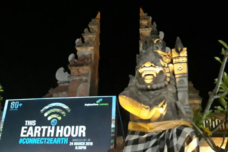 Perayaan Switch Off Earth Hour 2018 di Bandara Internasional I Gusti Ngurah Rai, Badung, Bali, Sabtu (24/3/2018).