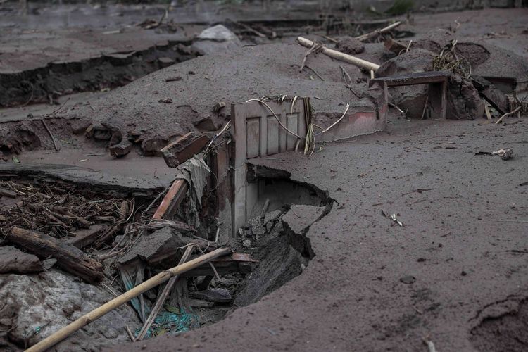 Dampak kerusakan rumah warga akibat erupsi gunung Semeru yang meluncurkan awan panas di Kampung Renteng, Desa Sumber Wuluh, Lumajang, Jawa Timur, Senin (6/12/2021). Berdasarkan laporan Badan Nasional Penanggulangan Bencana (BNPB), jumlah korban meninggal dunia sampai Minggu (5/12) sore berjumlah 14 orang dan operasi pencarian korban oleh tim SAR gabungan masih terus berlangsung.