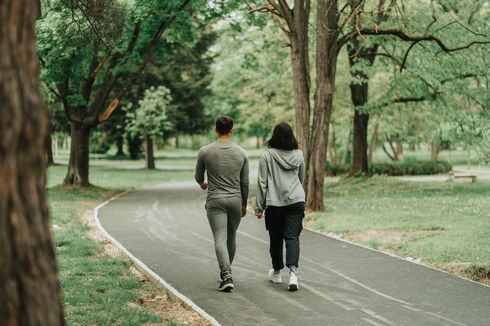 6 Manfaat Jalan Kaki 45 Menit Sehari, Bisa Turunkan Berat Badan dan Cegah Penyakit Kronis