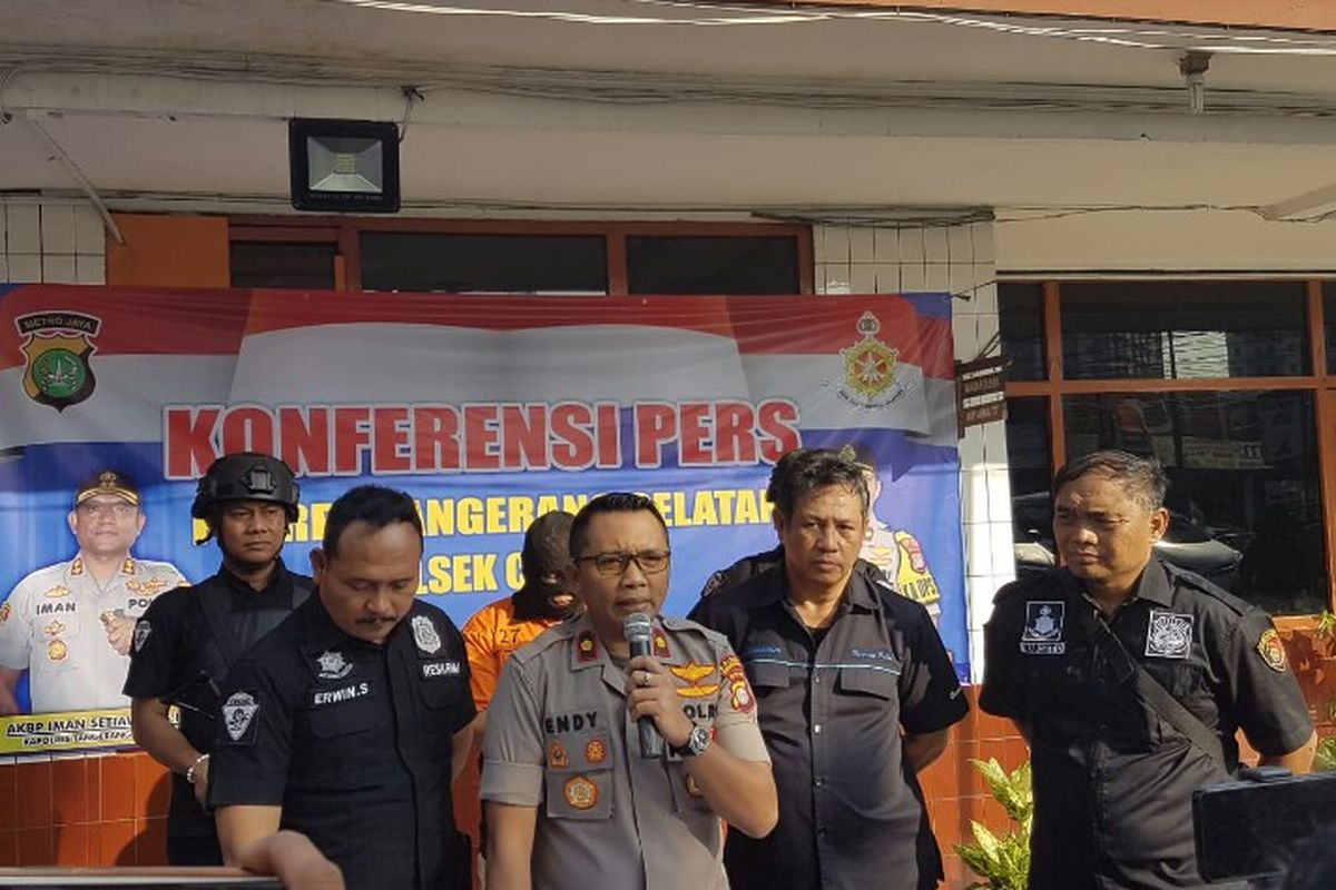 AW (41), pelaku pelecehan seksual yang mempertontonkan alat kemaluannya di tempat umum, ditangakap. Pelaku menunjukan alat kelaminnya terhadap salah satu wanita, RA (20) di halte UIN Syarif Hidyatullah, Ciputat, Tangerang Selatan, Rabu (11/3/2020).