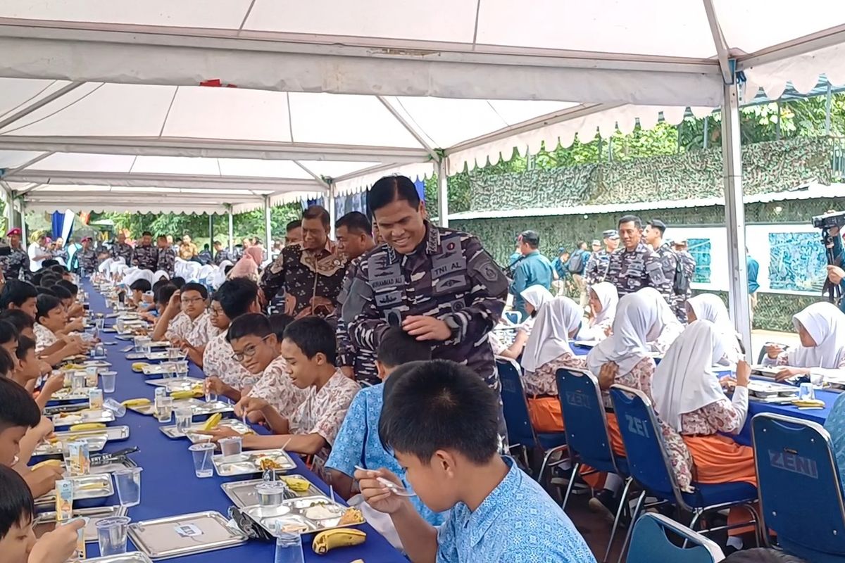 Tinjau Uji Coba Program Makan Bergizi Gratis di Jakarta, KSAL: Tiap Hari Nanti Makan Siang di Sekolah