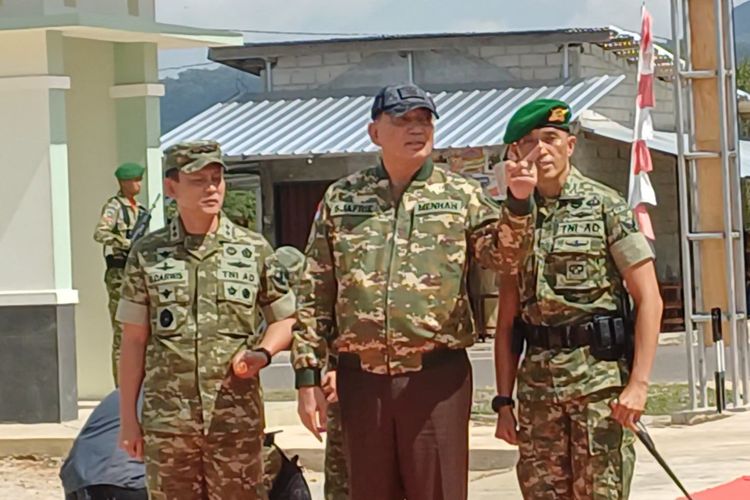 Kala Menhan Amati Detail Pos Jaga hingga WC Rusak di Markas Yonif TP...