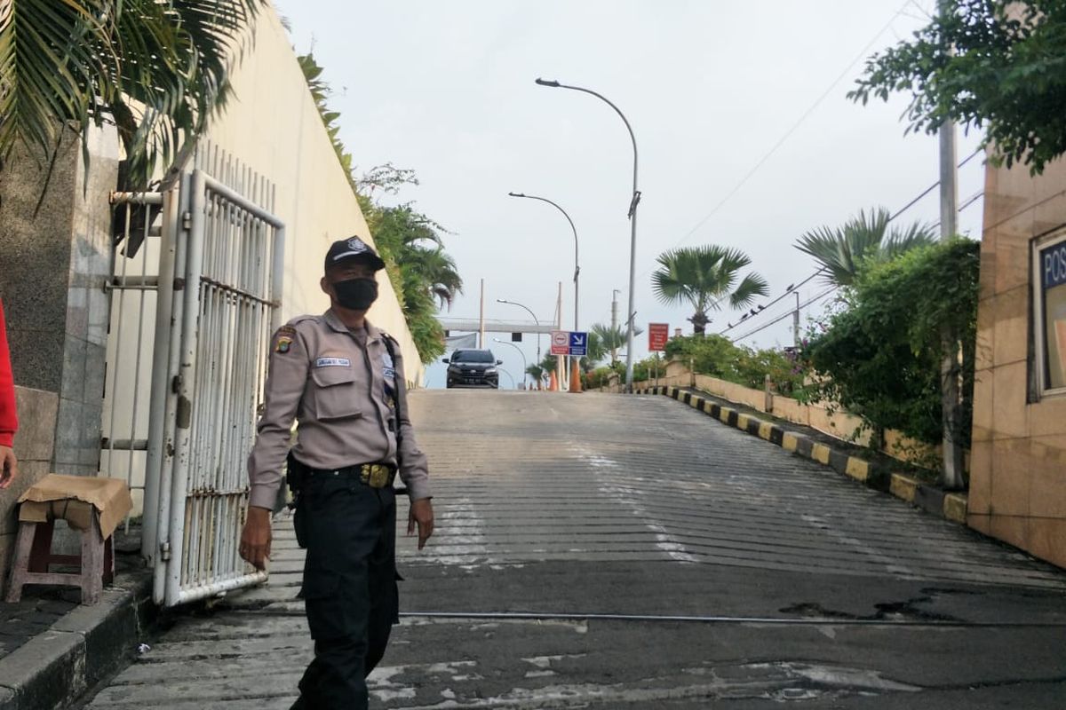 Salah satu satpam di sebuah mall di akwasan Jakarta Barat mengenakan seragam baru berwarna coklat seperti seragam polisi, Kamis (14/4/2021).