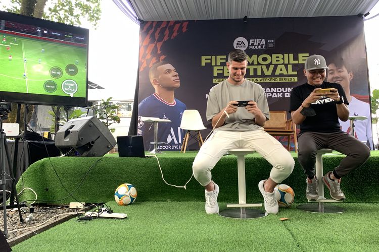 Pesepakbila profesional yang kini membela Persib Nick Kuipers (kiri) beradu ahli game EA Sports FIFA Mobile melawan finalis (kanan) di festival FIFA Mobile CEW bertajuk bertajuk “Merayakan Bandung, Merayakan Sepakbola” sebagai hari jadi Kota Bandung ke-212, Sabtu (24/9/2022) di Laswee Creative Space, Bandung.