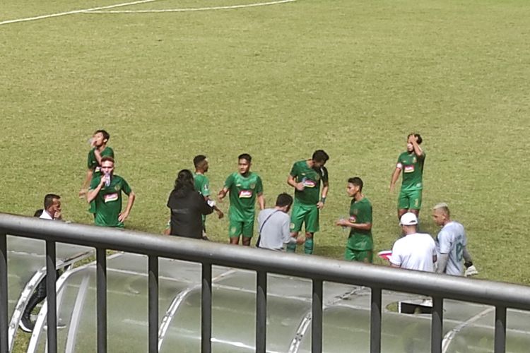 Pelatih PSS Sleman, Seto Nurdiyantoro, memberikan instruksi kepada anak asuhnya saat water break dalam laga semifinal leg pertama Piala Presiden 2022 melawan Borneo FC Samarinda di Stadion Maguwoharjo, Kamis (7/7/2022) malam WIB.