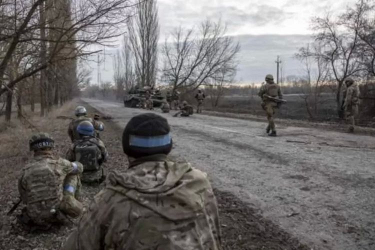 Pasukan Ukraina mempertahankan posisi di dekat Kyiv pada 28 Maret 2022. Moskwa mengatakan, terdapat 16.000 petempur Timur Tengah yang bergabung dengan pasukannya di Ukraina