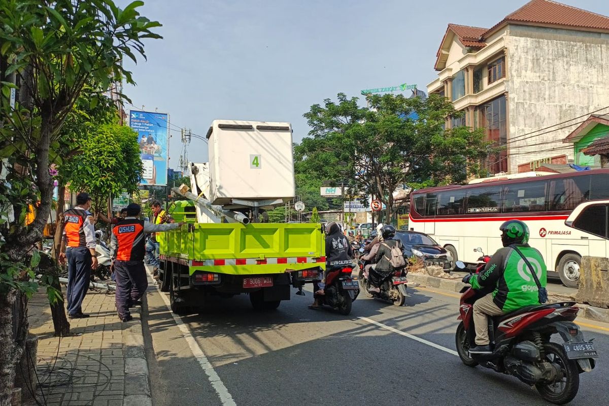 Mobil Dinas Perhubungan (Dishub) Tangsel Saat Mengangkat Tiang PJU yang Rubuh di Depan Kampus UMJ Kota Tangsel, Jumat (1/7/2022)