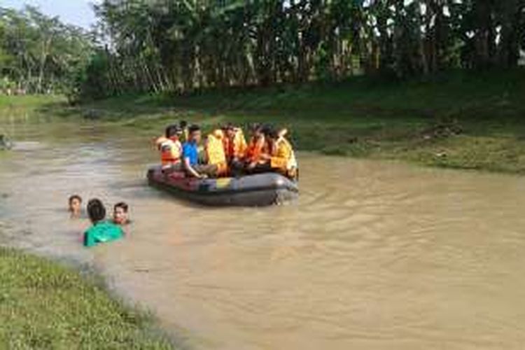  Basarnas Pos SAR Cilacap bersama gabungan tim sar lainnya, Minggu (18/9/2016), masih berupaya melakukan pencarian terhadap seorang pemancing yang hilang di sungai Kalilancar, Pring Tutul, Kesugihan, Cilacap pada hari Sabtu (15/9/16) sore. (dok.basarnas).