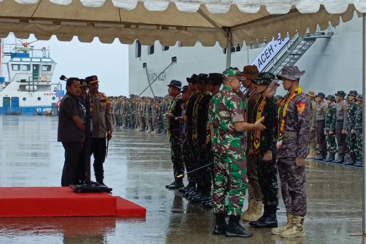 Pangdam VI Mulawarman Mayjen TNI Tri Budi Utomo menyampaikan ucapan selamat kepada salah satu taruna, saat menyambut peserta Latsitardanus 2024, di Pelabuhan Semayang, Balikpapan, Kalimantan Timur, Jumat (3/5/2024).