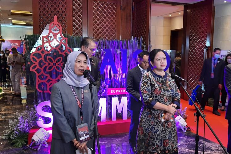 Ketua DPR Puan Maharani dan Ketua BPK Isma Yatun memberikan keterangan kepada wartawan di SAI20 Summit Nusa Dua, Bali, Selasa (30/8/2022).