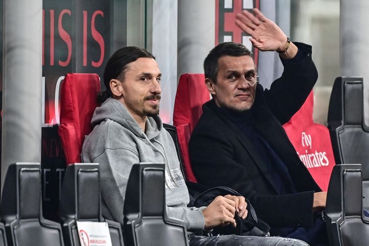 Paolo Maldini bersama dengan Zlatan Ibrahimovic, difoto jelang laga AC Milan vs Udinese di Stadion San Siro, Milan, pada 3 Mei 2021.