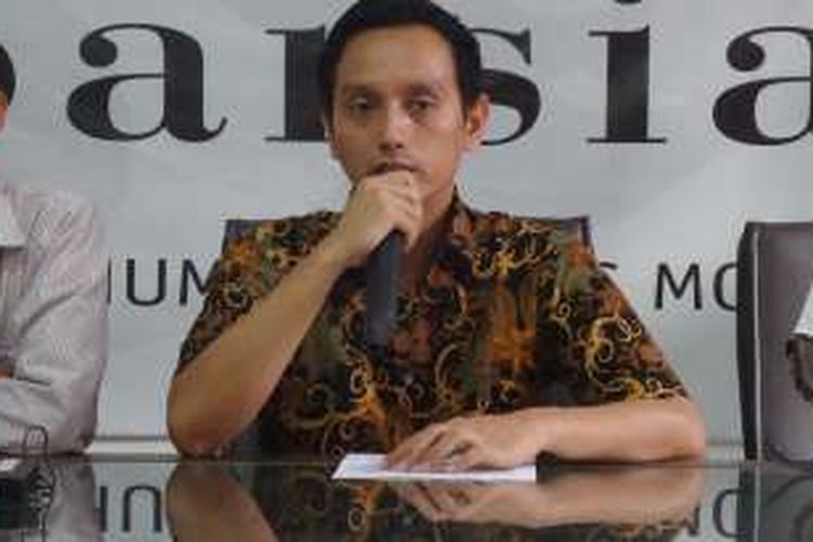Direktur Imparsial Al Araf di Kantor Imparsial Tebet, Jakarta, Selasa (10/1/2017).