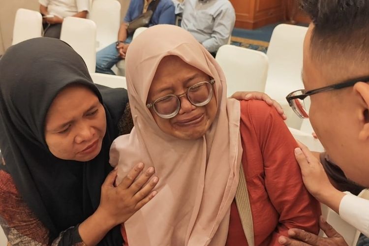 Keluarga tetrpidana Vina-Eki menangis mendengat keputusan Mahkamah Agung terkait pengajukan PK mereka. 