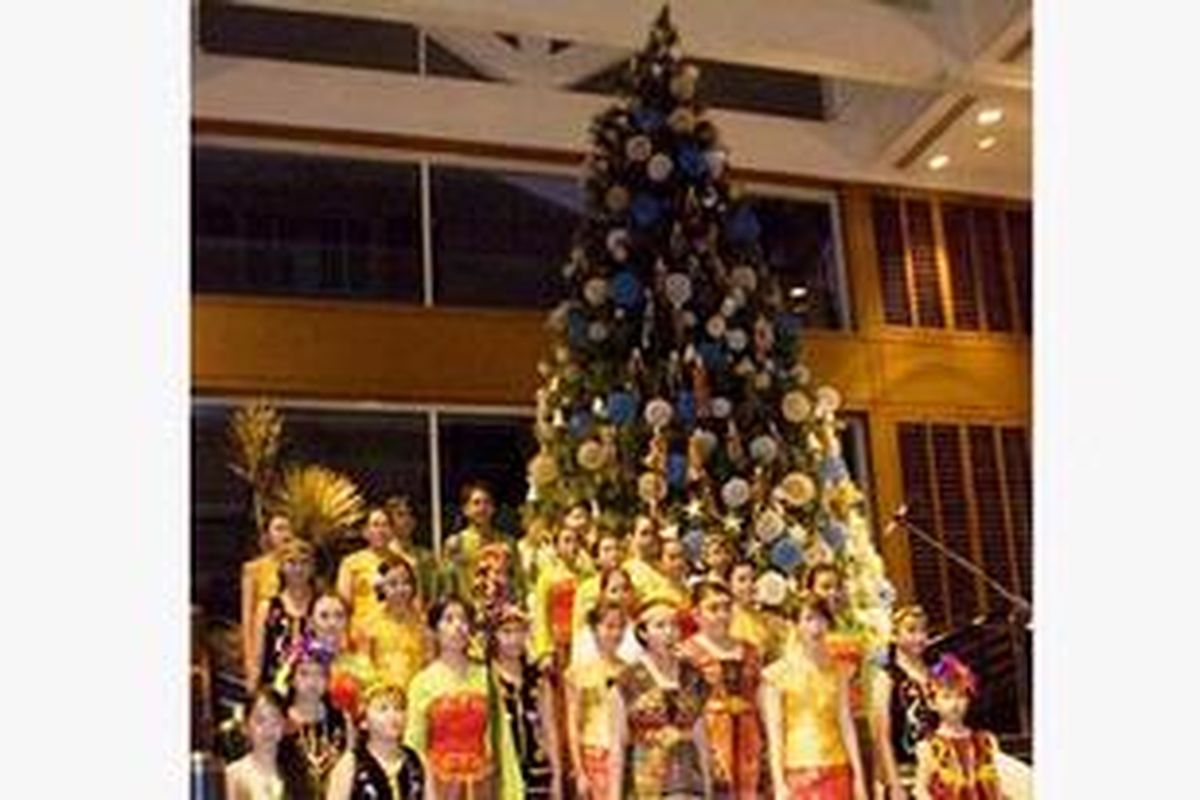 Tak seperti dekorasi pohon Natal umumnya yang khas dengan sentuhan budaya barat, pohon ini justeru berhiaskan puluhan wayang golek dan bola-bola rotan.