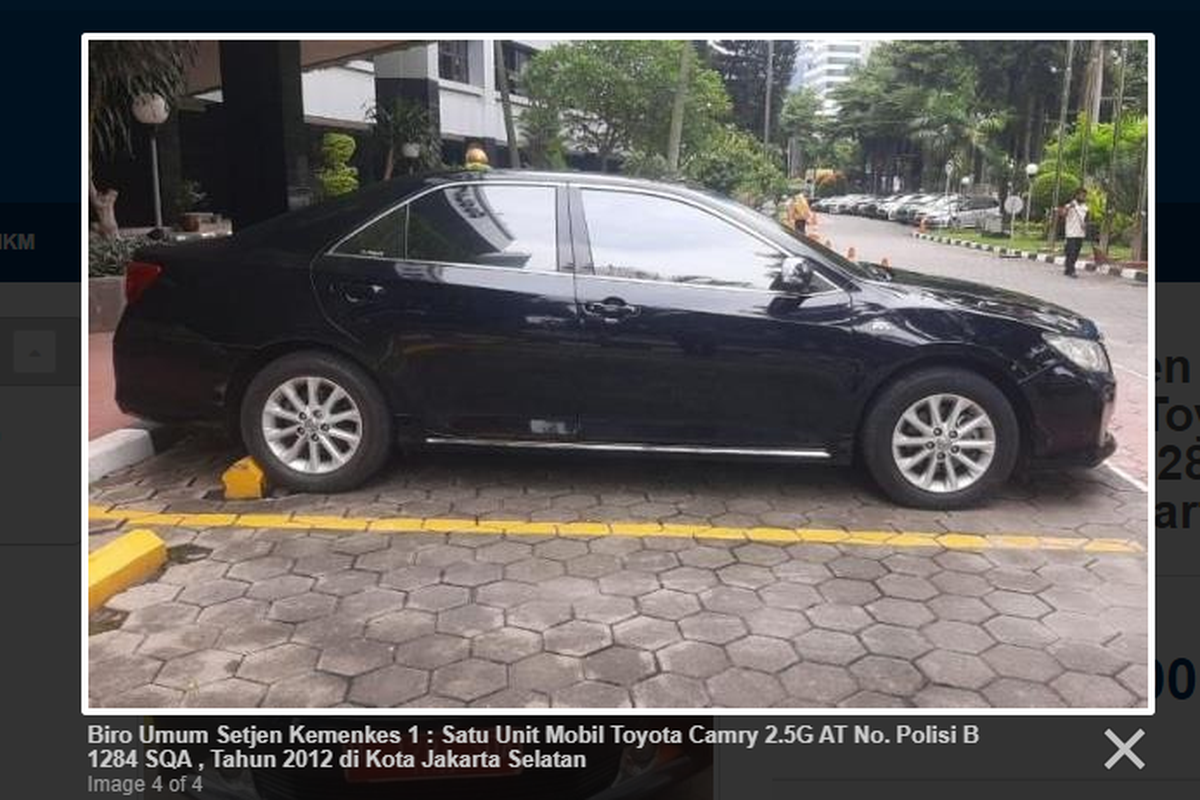 Tangkapan layar Toyota Camry pelat merah yang dilelang pemerintah