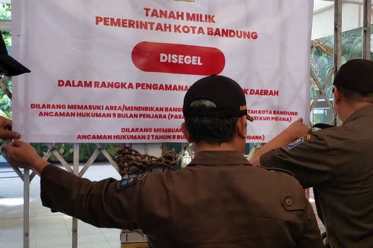 Petugas menyegel Kebun Binatang Bandung atau Bandung Zoo. 