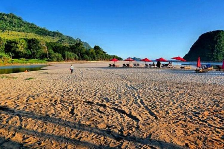 Pantai Pulau Merah di Banyuwangi, Jawa Timur.