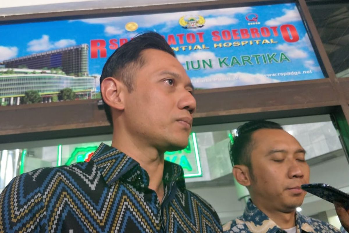 Wakil Ketua Umum partai Demokrat, Agus Harimurti Yudhoyono (AHY) dan ketua fraksi partai Demokrat DPR RI, Edhie Baskoro Yudhoyono menjenguk Menteri Koordinator bidang Politik, Hukum, dan Keamanan, Wiranto di RSPAD Gatot Subroto, Jakarta Pusat, Senin (14/10/2019) hari ini.