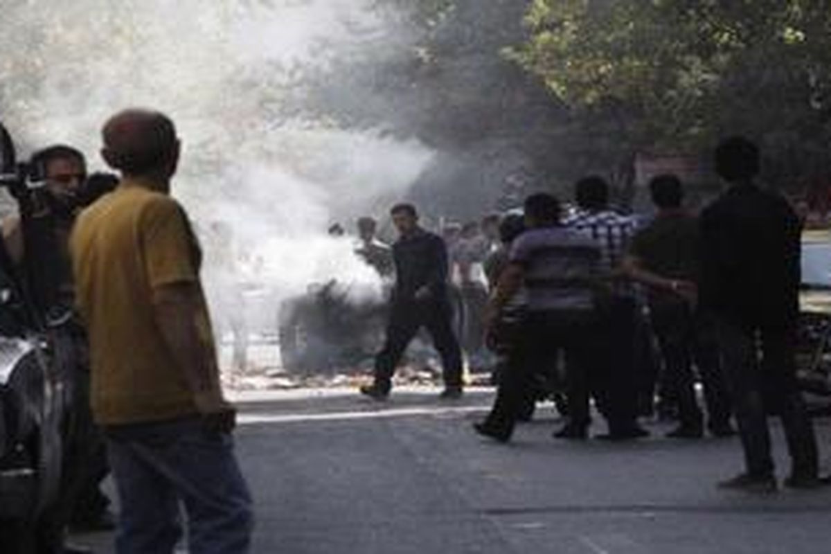 Para demonstran anti-pemerintah Iran bentrok dengan polisi pada Rabu (3/10). Mereka protes atas kondisi ekonomi yang kian memburuk di negara itu.