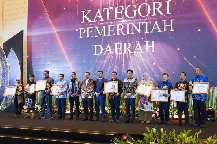 Komitmen Lestarikan Kebudayaan Daerah, Gubri Abdul Wahid Terima Penghargaan dari Kemenbud